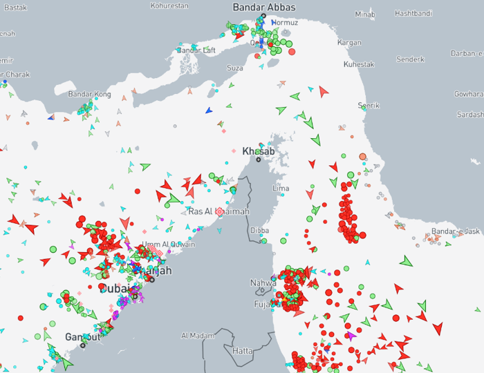 Сотни танкеров и контейнеровозов встали на якорь по обе стороны Ормузского пролива